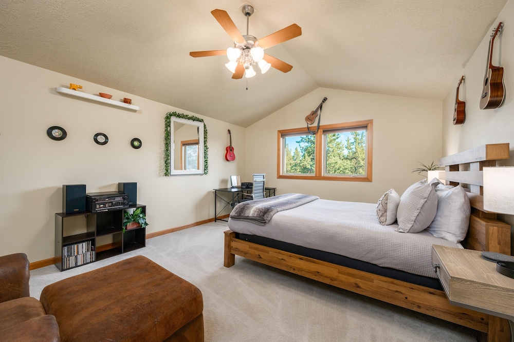Family-Friendly Dara Oaks Home with Private Hot Tub and BBQ on the Deck by RedAwning