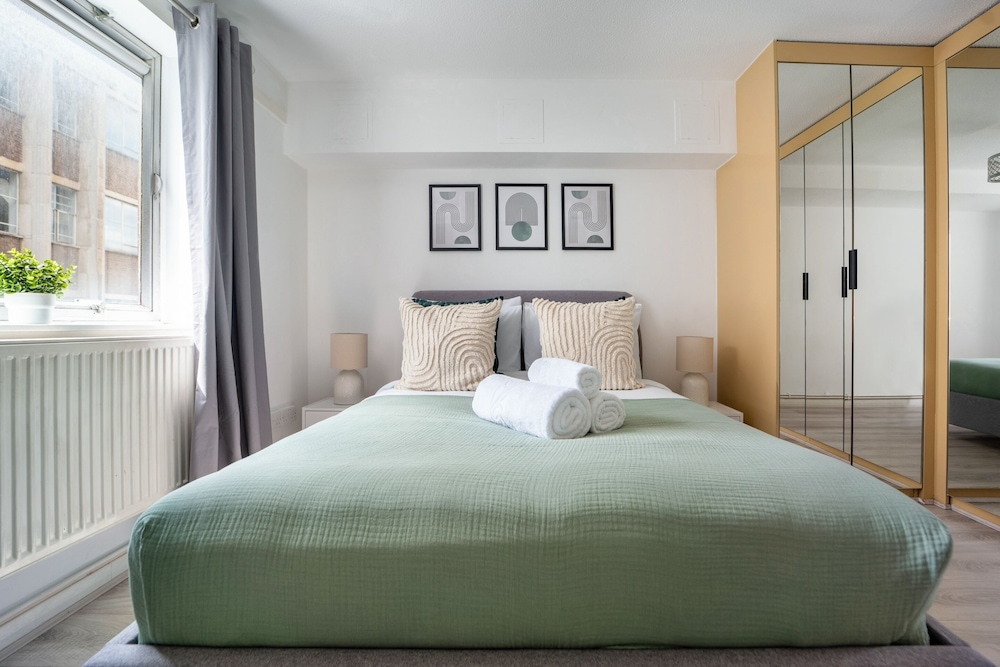 Stylish 1-Bedroom with Balcony near Soho