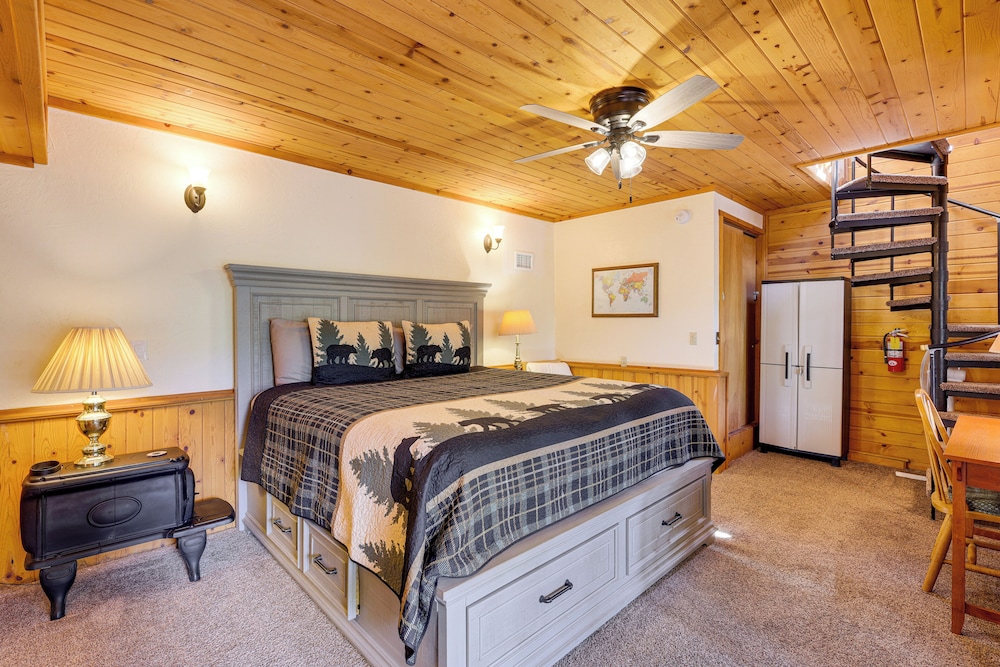 1 Mi to Skiing: Mtn-view Cabin in Big Bear Lake