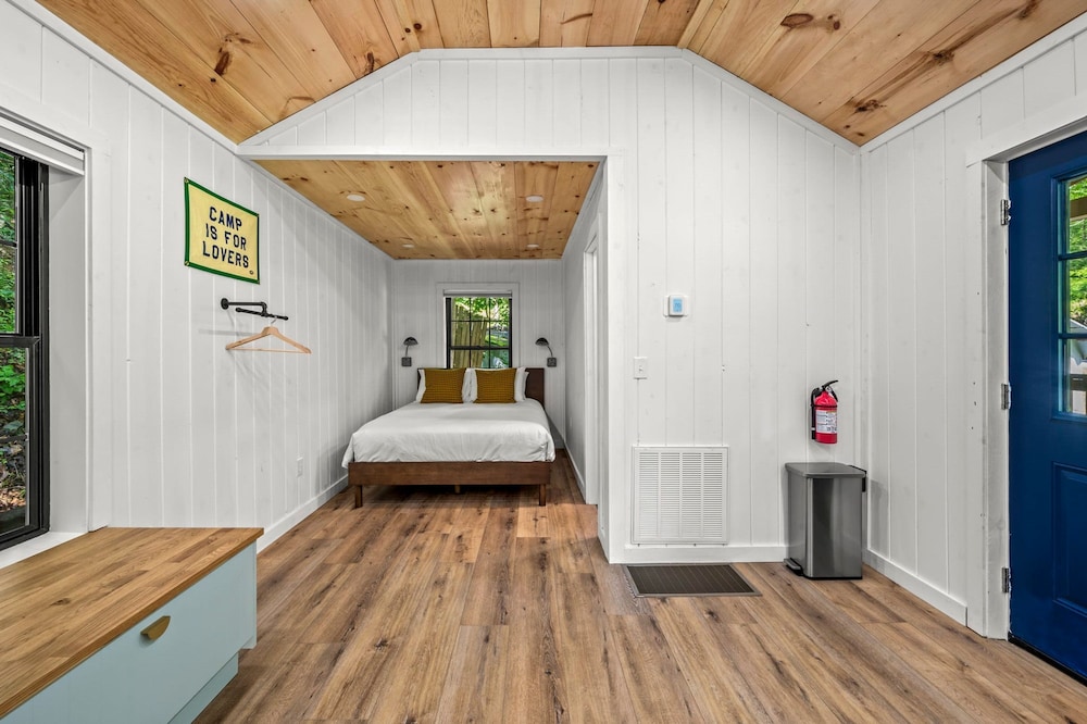 5 Cabins in Gburg Sleeps 16 Firepit Games