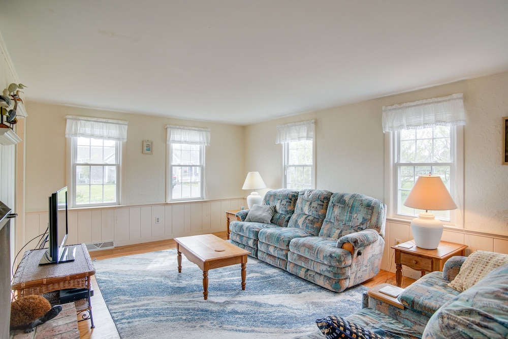 Walk to Beach: Chatham Getaway w/ Sunroom!