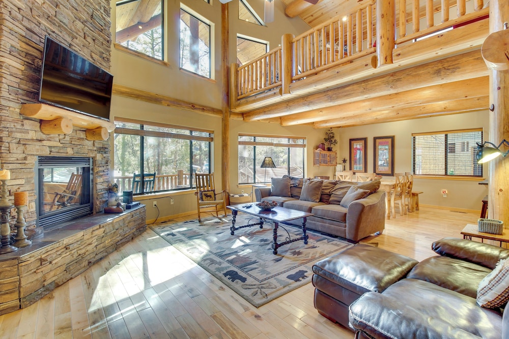 Fire Pit: Cozy Winter Cabin, 45 Mi to Sunrise Park