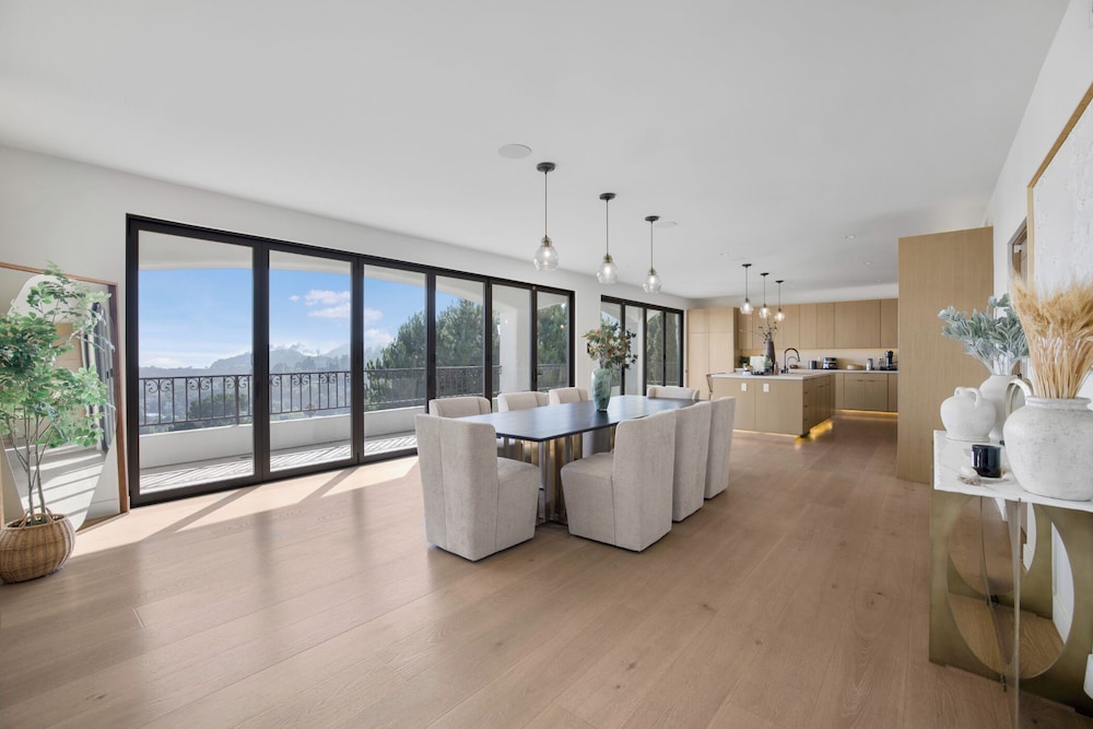 Villa Solea - Mulholland Retreat w/ Pool, Spa & Iconic LA Views