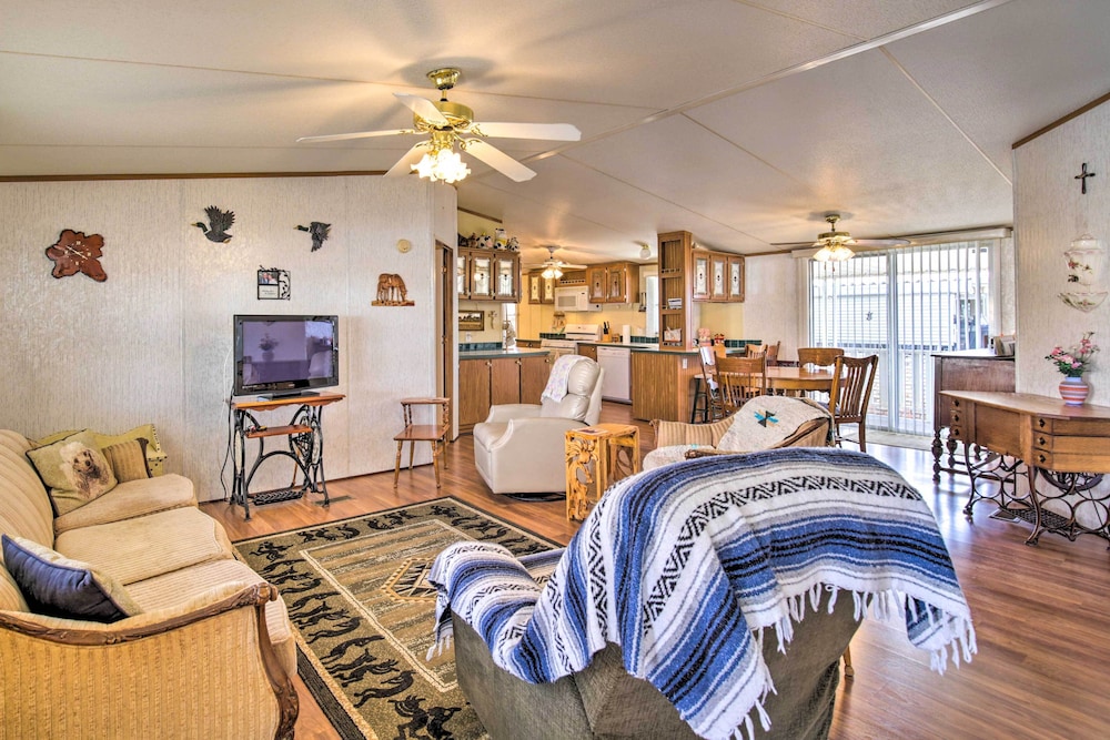 Cozy Yuma Retreat w/ Furnished Patio & Grill! view 3