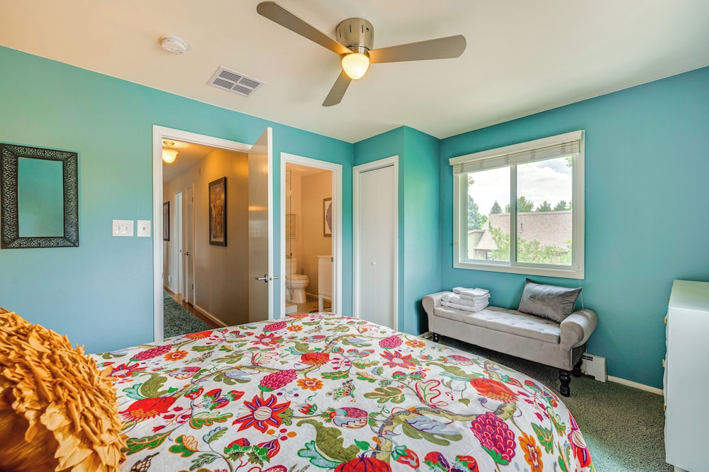 Mtn-view Home w/ Pickleball Court in Louisville!