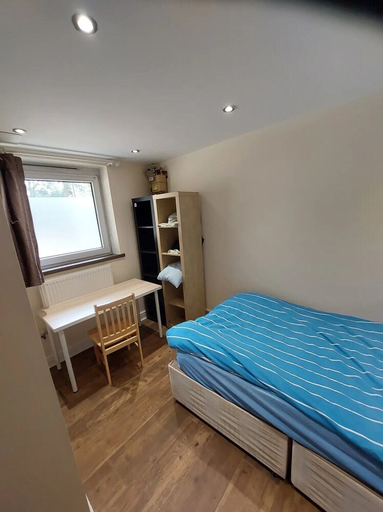 Spacious 3 Bedroom Apartment Near Camden With Balcony