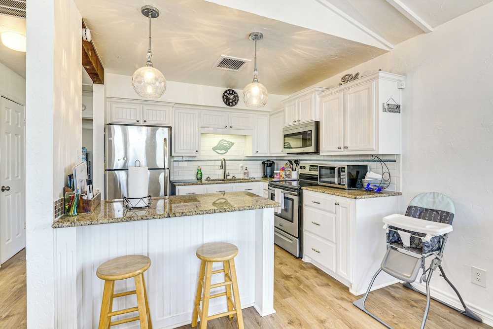 Walk to Beach: Ocean-view Home w/ Deck in Freeport