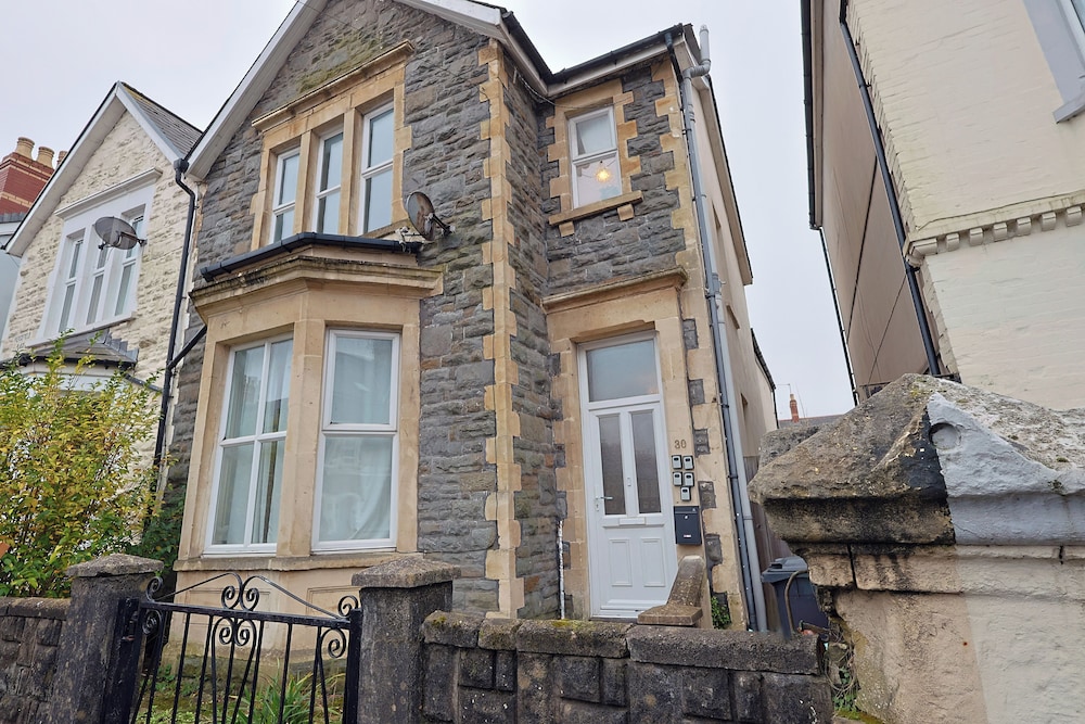 Cardiff Guesthouse & On-Street Parking