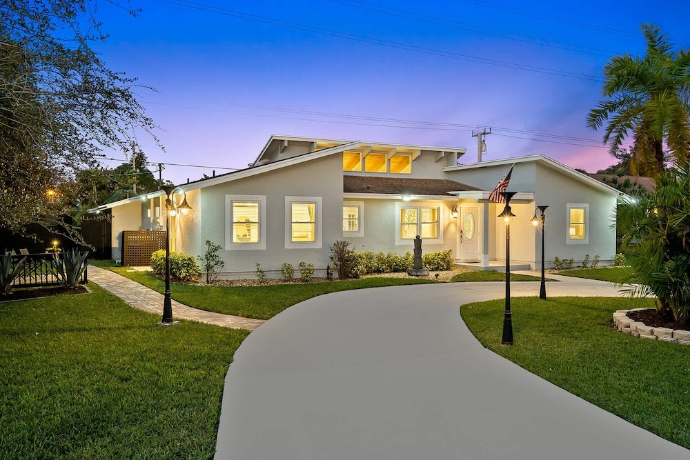 Luxury Meets Paradise Family-friendly 4BR w Pool