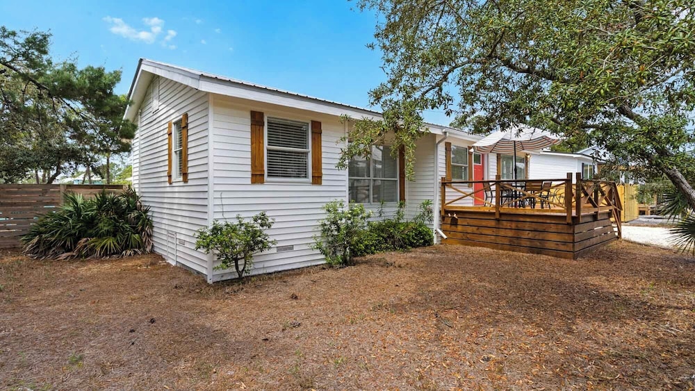 2BR Home, Private Heated Pool, 4 Bikes, Beach Access