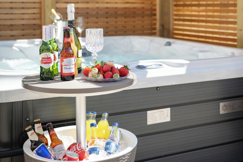 Stylish House in Perth-hot Tub-garden-sleeps 6