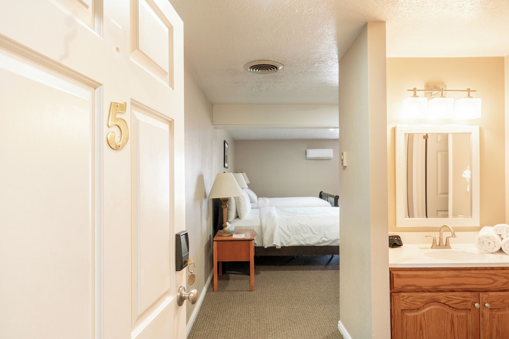 Road Creek Inn