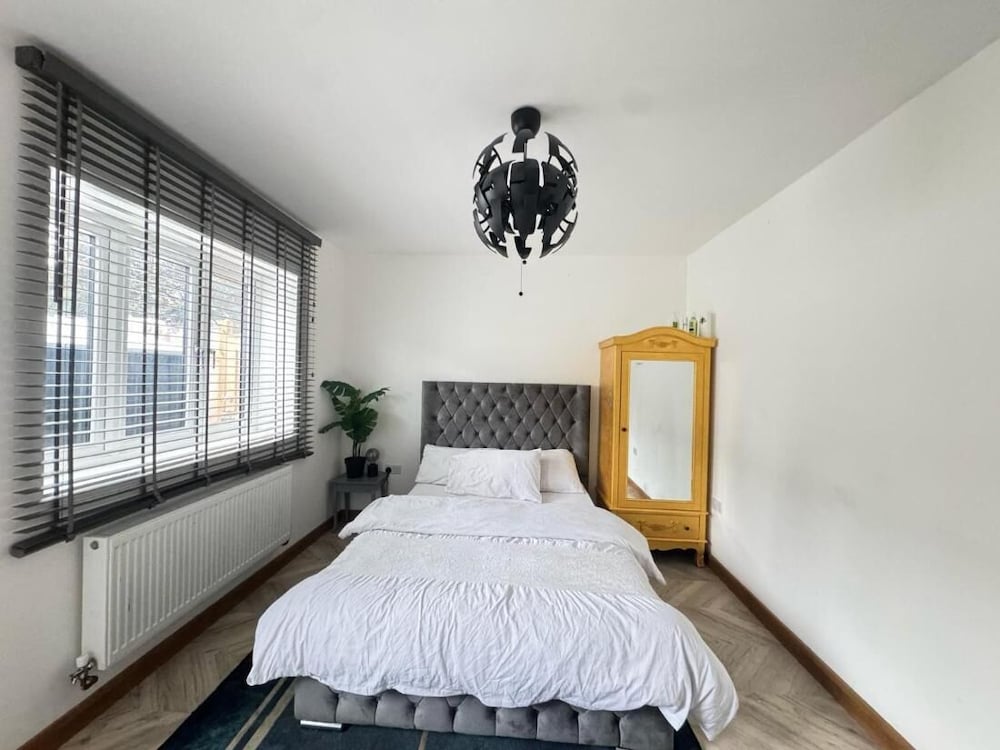 Erith Cosy Retreat Home