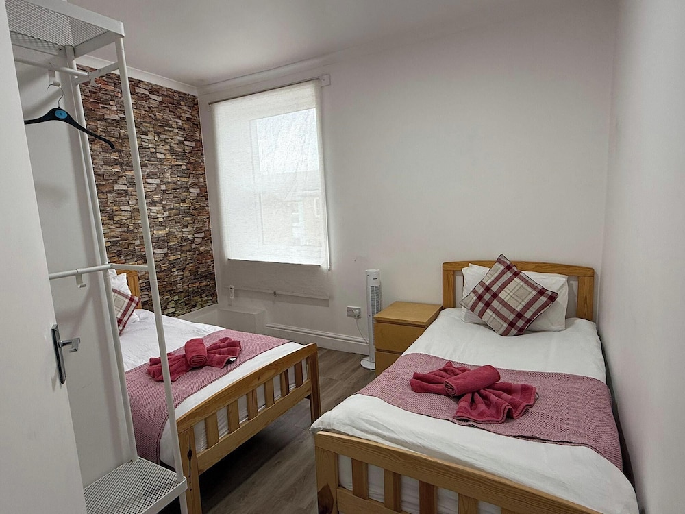 Blackpool - Apartment - Sleeps 6- Coastal Stay