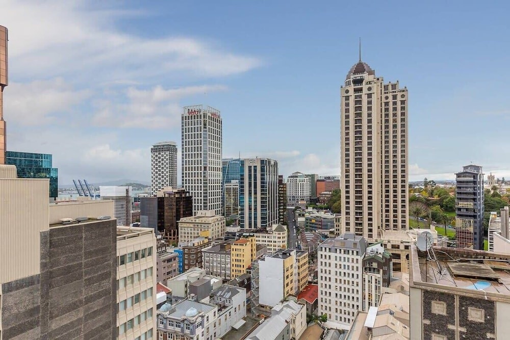 Stylish 1BR w/ Lovely Views, Pool+Gym Zodiak Stays