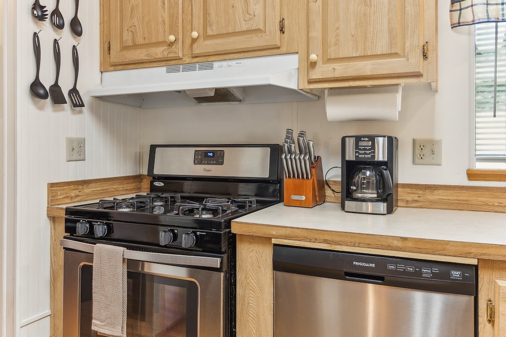 Lincoln Lodge 2 Bedroom Cabin by Yosemite Region Resorts