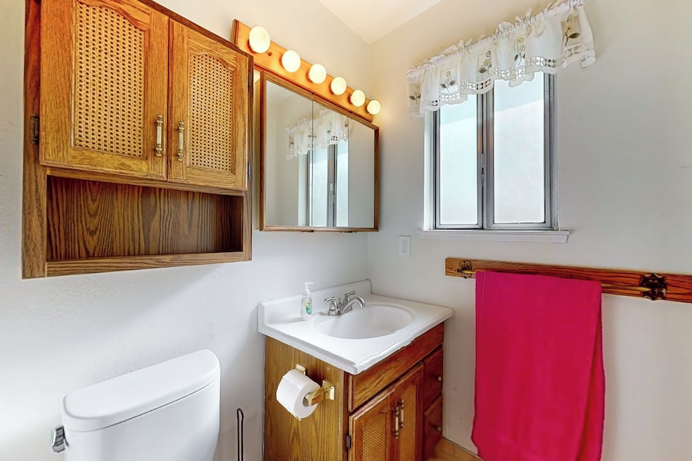 4BR Sierras-view Home w/ Pool & A/C - Dogs OK