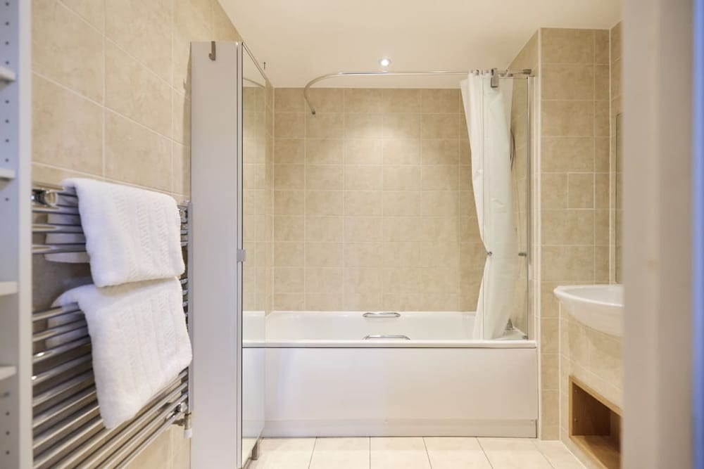 The Queensland Sanctuary - Trendy 2bdr Flat With Terrace