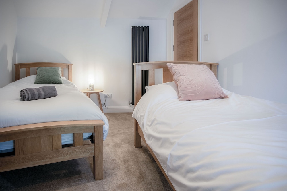 Flat 2 - 2 Bedroom Apartment - Tenby view 2