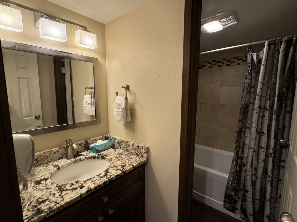 Beautiful Renovated 3br In Keystone 3 Bedroom Condo