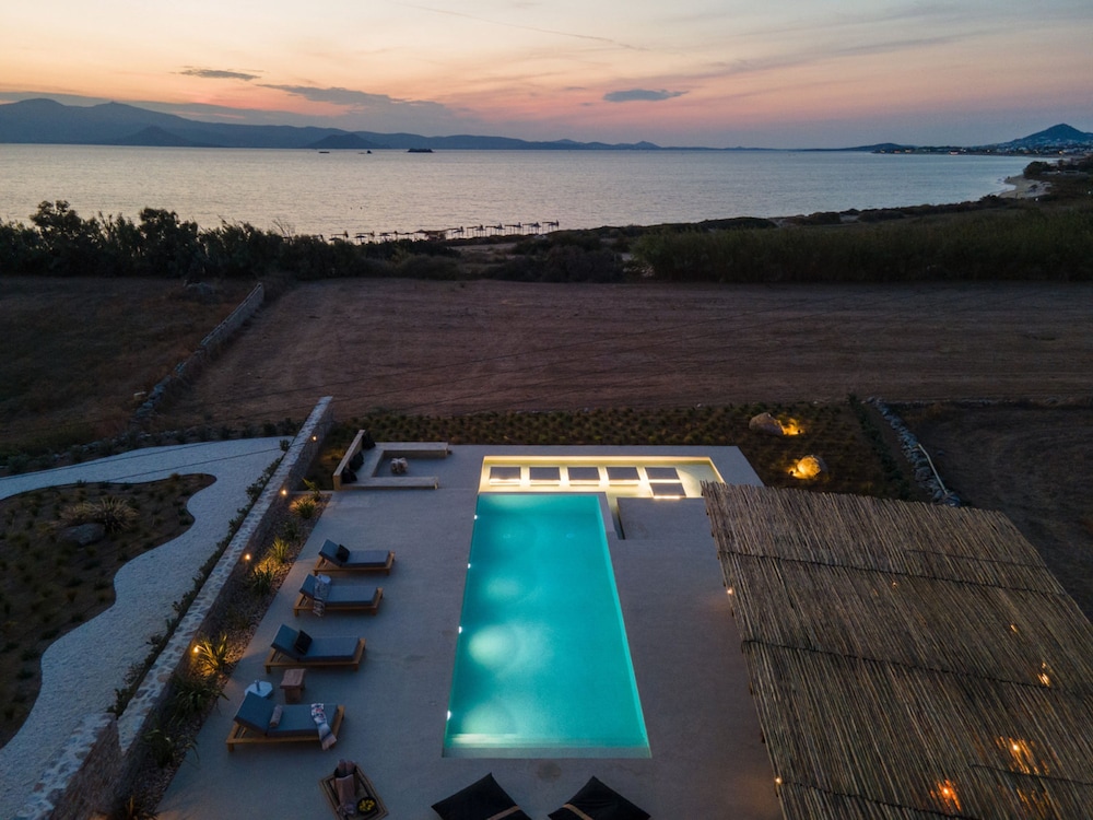 Villa Anamnisis With 5 Bedrooms and 5 5 Bathrooms