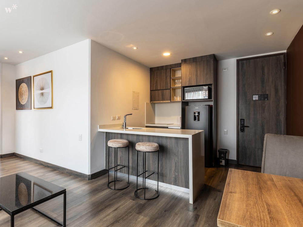 w Modern 2BR in Luxury Building in Chico