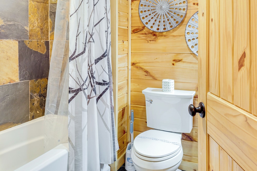 2 Mi to Dtwn Gatlinburg: Mountain Cabin w/ Hot Tub
