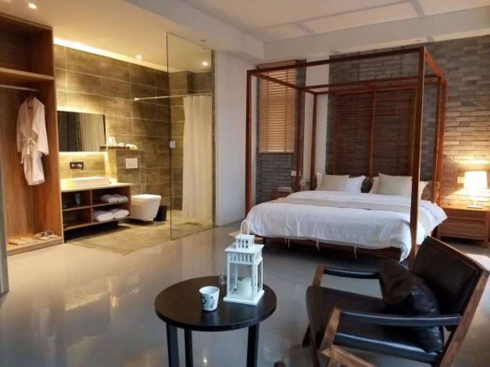 Yiming Shuju rural homestay in Jiaxian County view 5