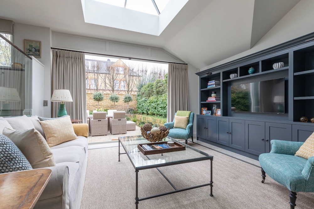 Granard Road by Onefinestay