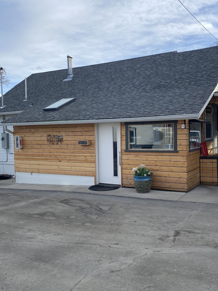 Lamplighter Cabins & Suites