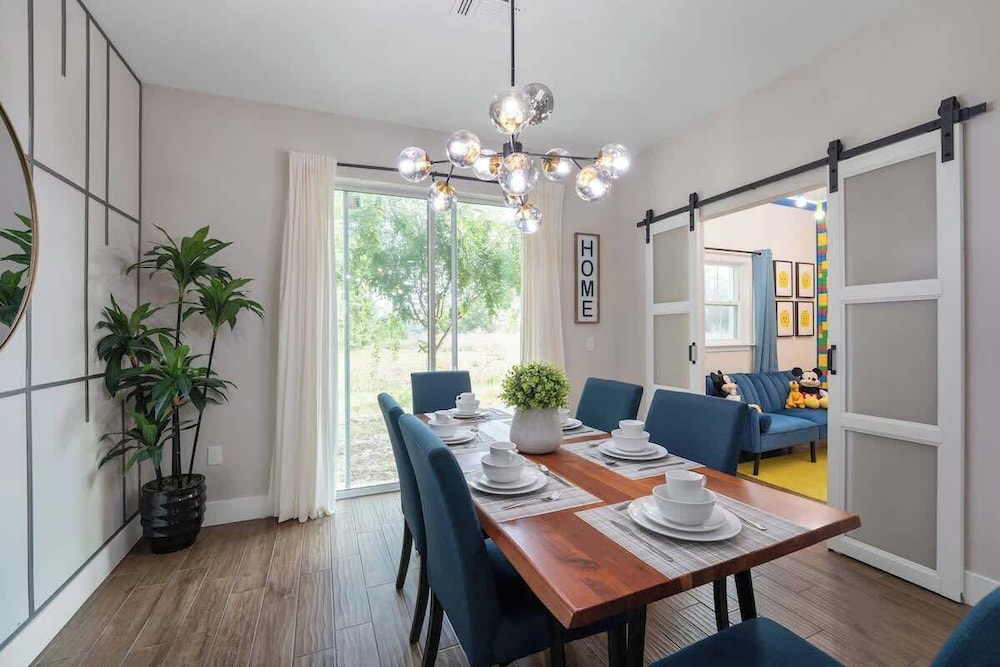 Beautiful 4BR Home w/ Modern Design