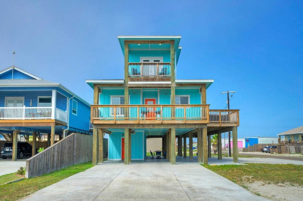 Sleeps 22! 2 Homes Priv Pool, Putting Green, Bar, Deck, Prime Port A Location