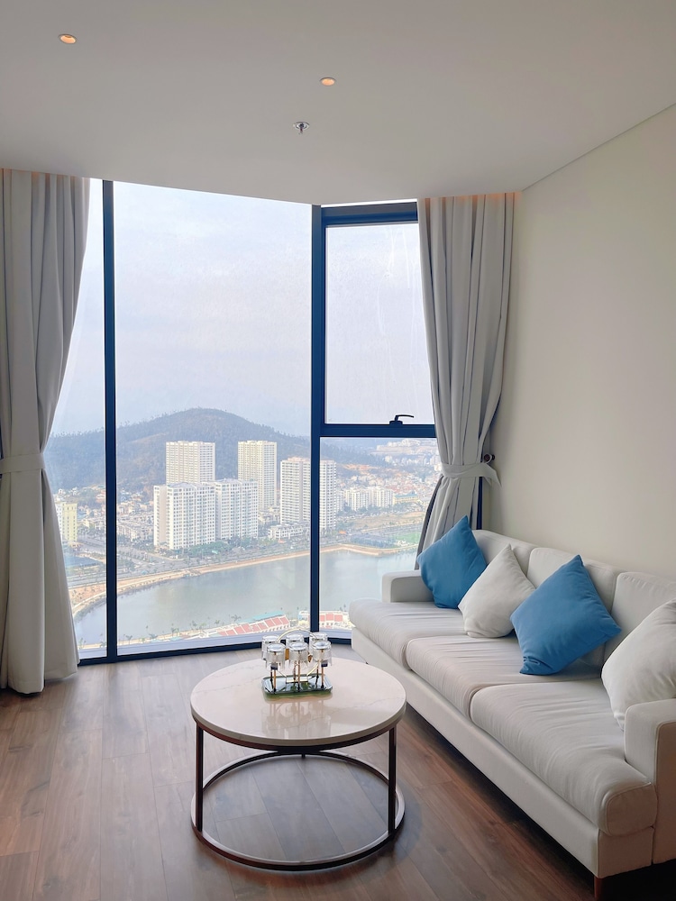 Sea view Àlacarte Ha Long Bay Apartment