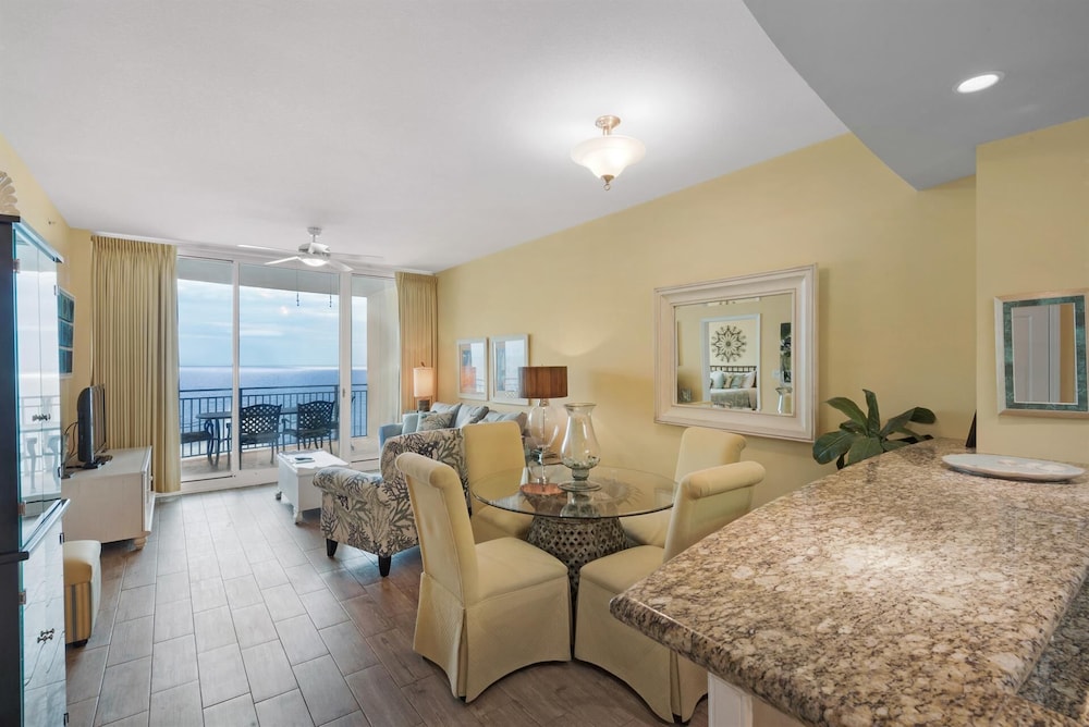 Aqua Resort 706