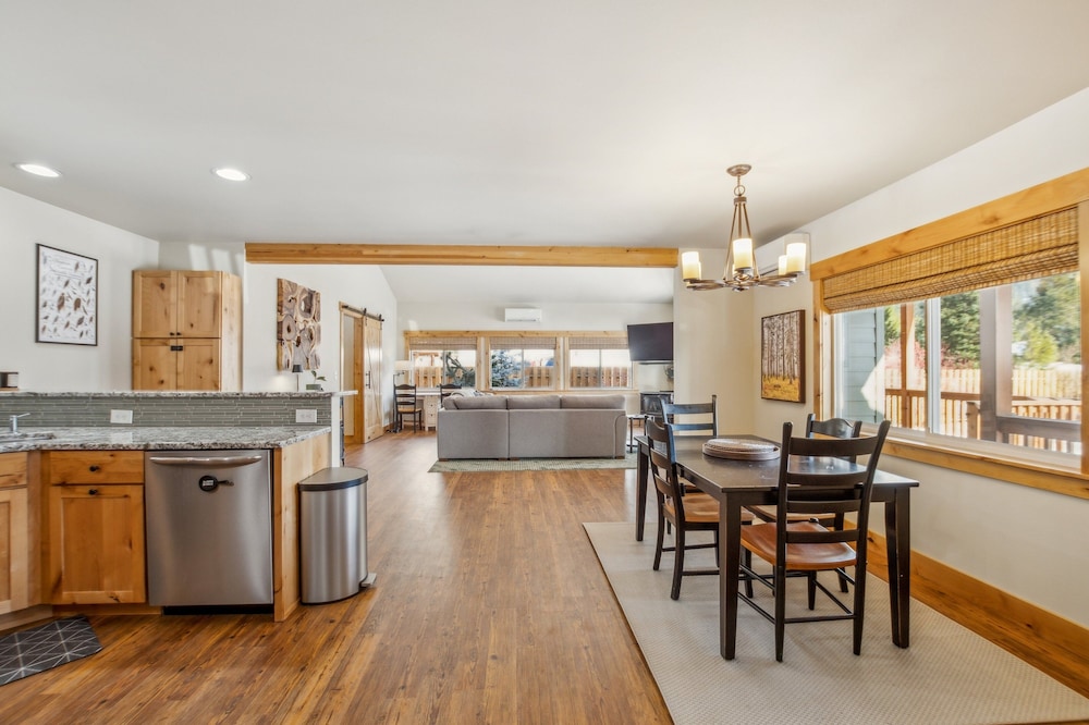 Mountain Retreat With Hot Tub, Game Room And Yard 3 Bedroom Home