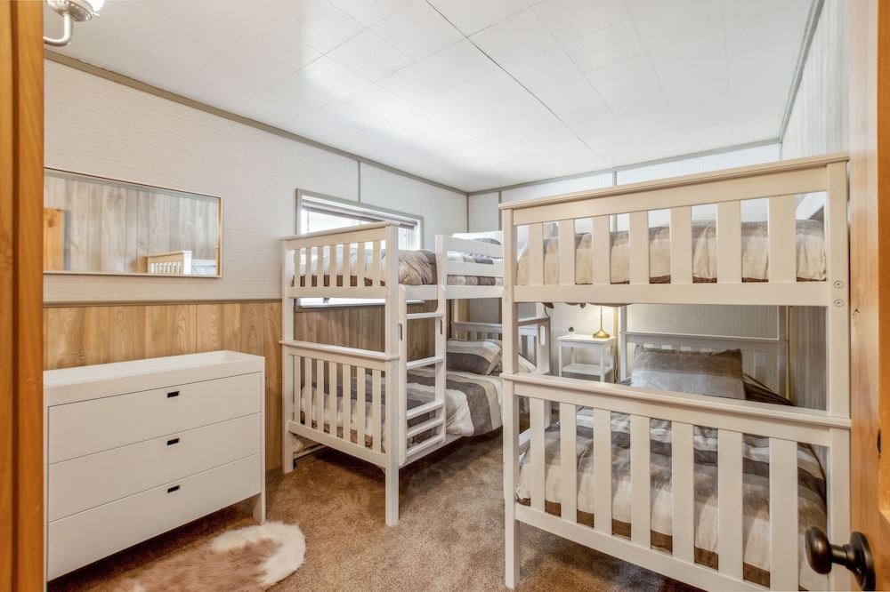 Mountain Retreat With Hot Tub, Game Room And Yard 3 Bedroom Home