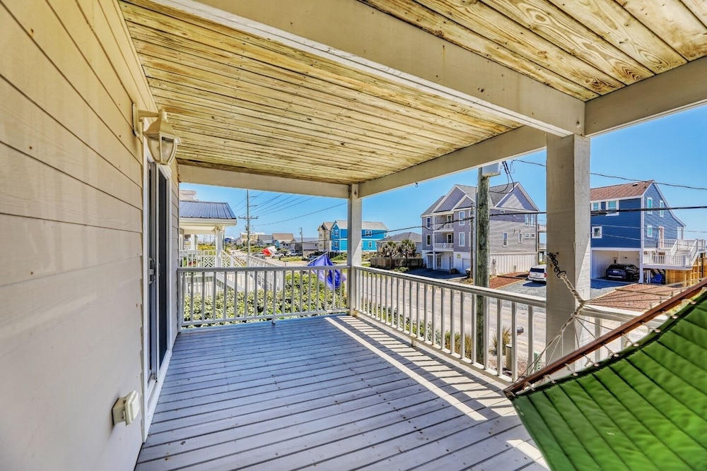 Beach Bliss: 4br Beach Access Kayak Wi-fi 4 Bedroom Home by RedAwning