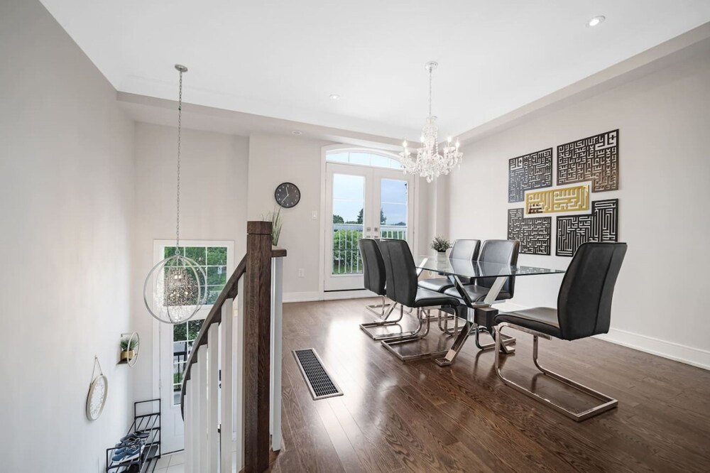 Family-friendly 3BR Mississauga Home w Parking