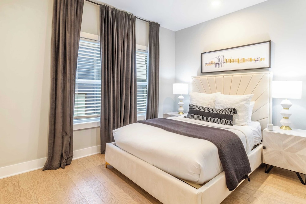 Monty by Avantstay 4bdr 4ba, Balcony w/ Outdoor Seating, 5mins to DT