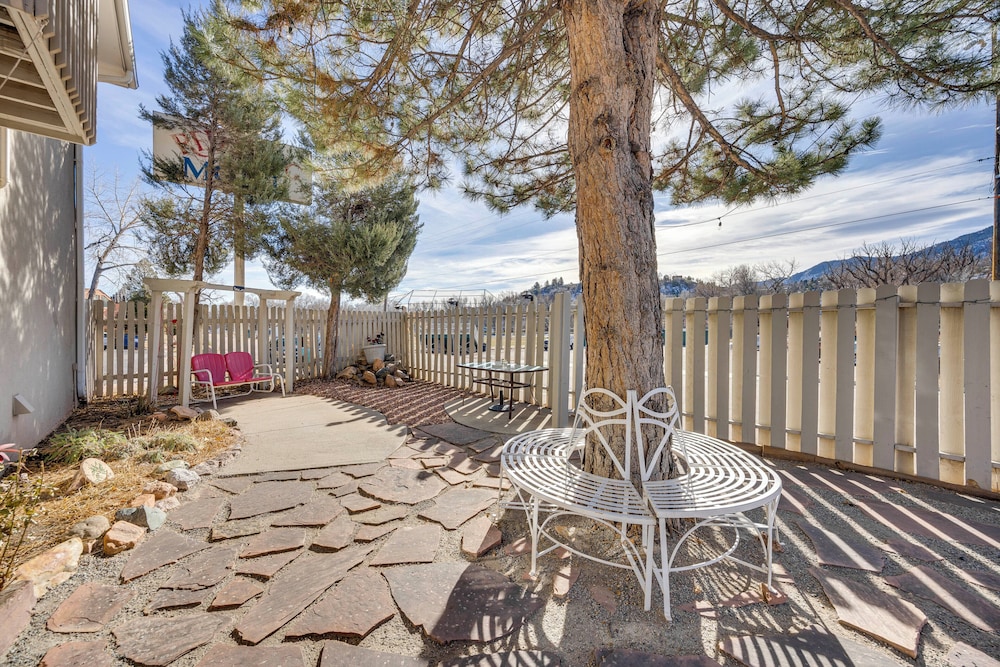 1/2 Mi to Attractions: Apartment w/ Deck