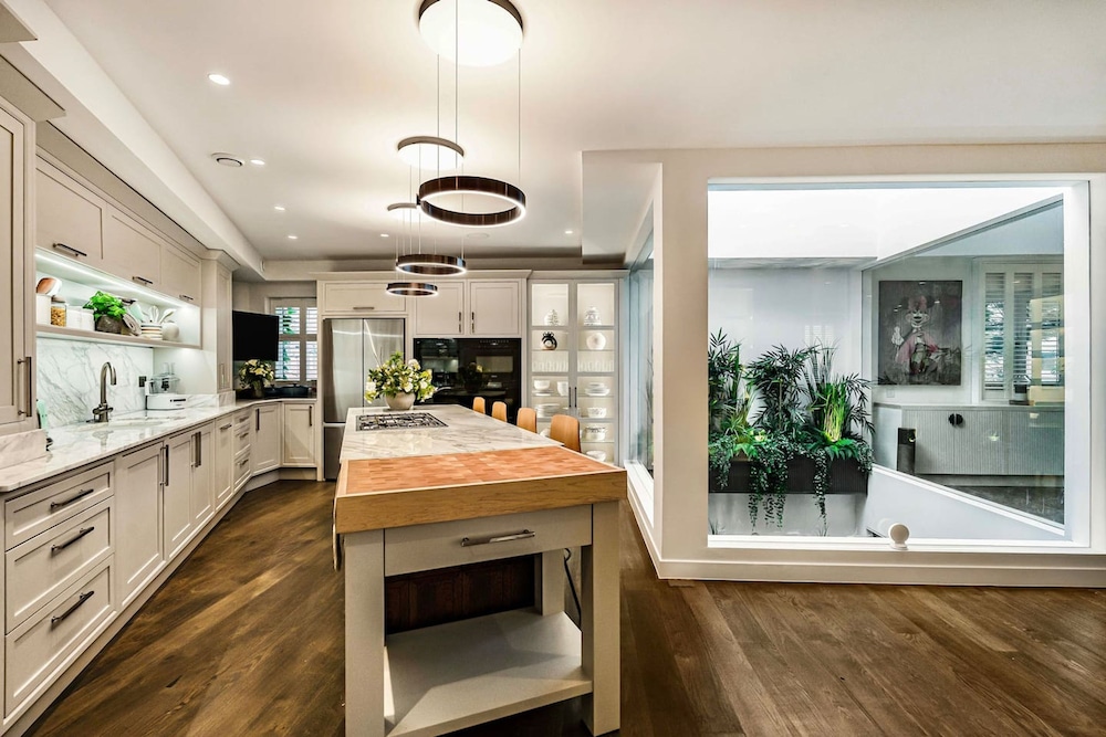 London Mews Home w Glass Atrium Terrace