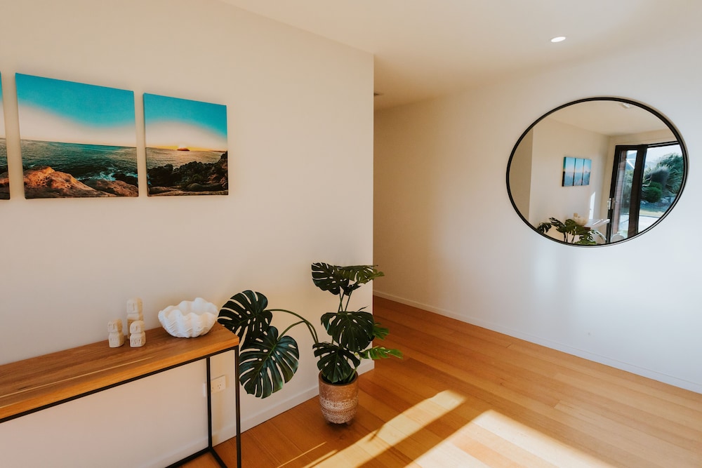 Wanaka Vacations - On The Rocks - Spacious - Property Image 2