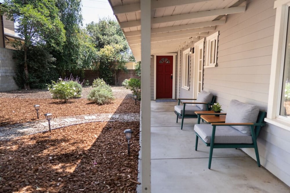 Updated 1BR House in Glendale With Private Fenced Yard p55