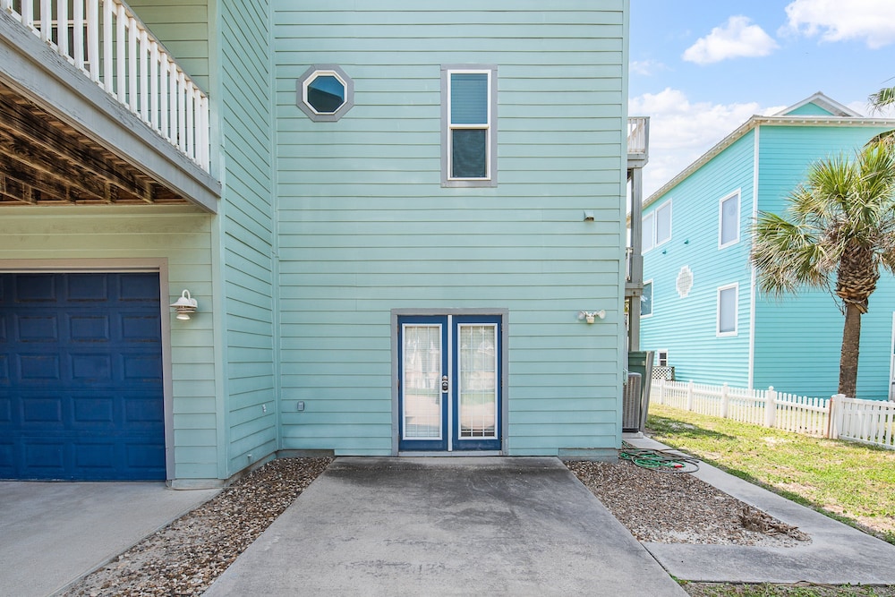 Beach Front Baby Ocean Views, Golf Cart & Pet Friendly!