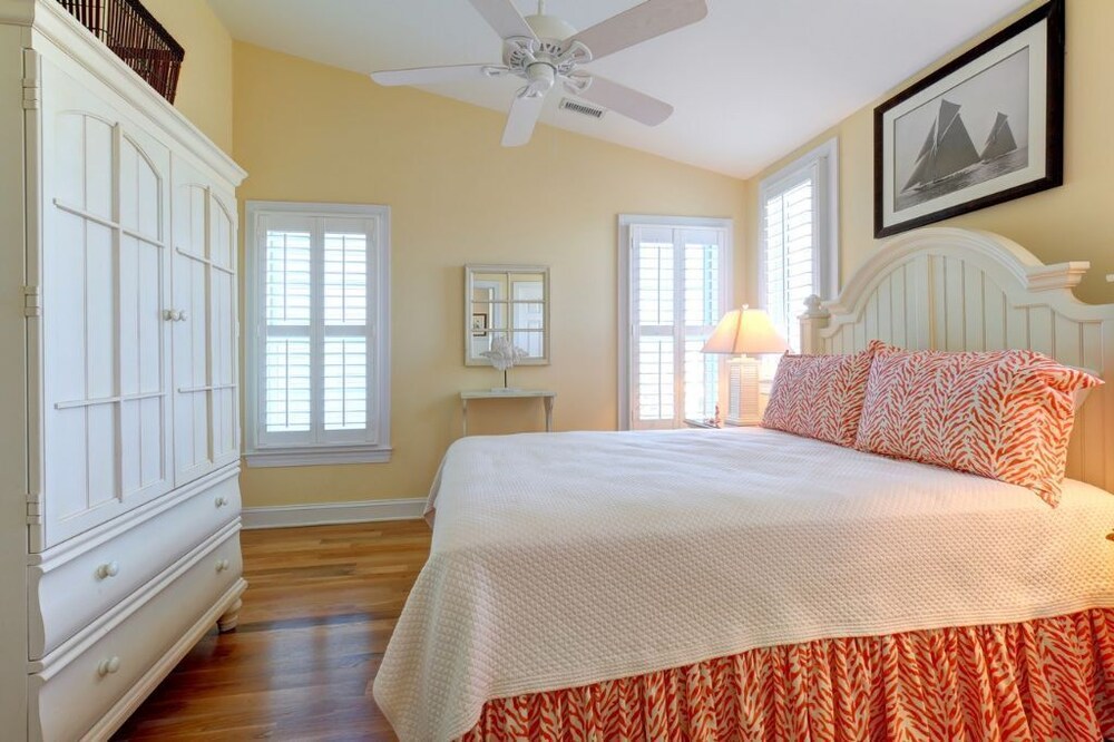 The Seventh Day 6 Bedroom Home by RedAwning