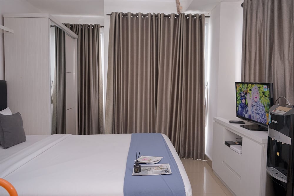 Comfortable and Warm Studio at Poris 88 Apartment