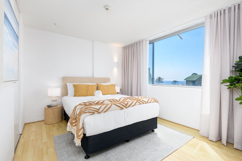 Beachside Unit in the Heart of Manly-ocean Views