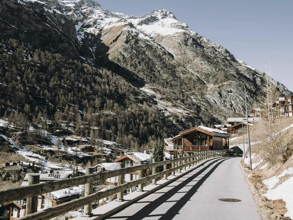 Charming 4-bedroom Apartment in the Heart of Zermatt