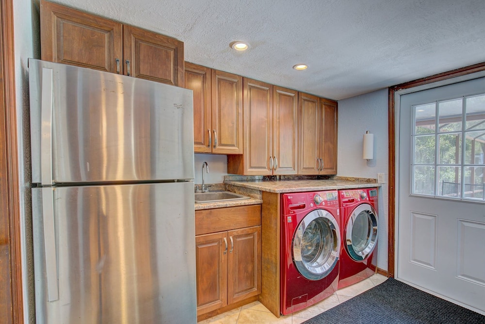 Spacious 4 3 Retreat- Heated Pool-playroom