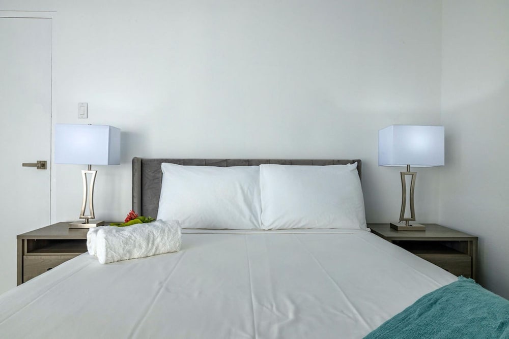 NEW 5BR Villa w Privatepool 3min to Eagle Beach